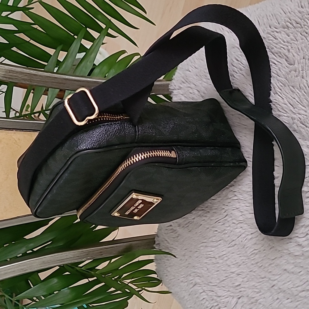 Michael Kors Leather Messenger Bag ❤️ - Picture 3 of 8